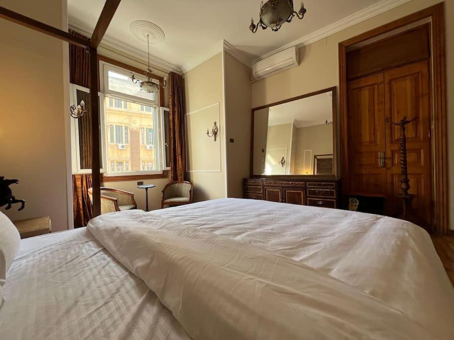 Authentic 3Br Apartment In Downtown, Кайро Екстериор снимка