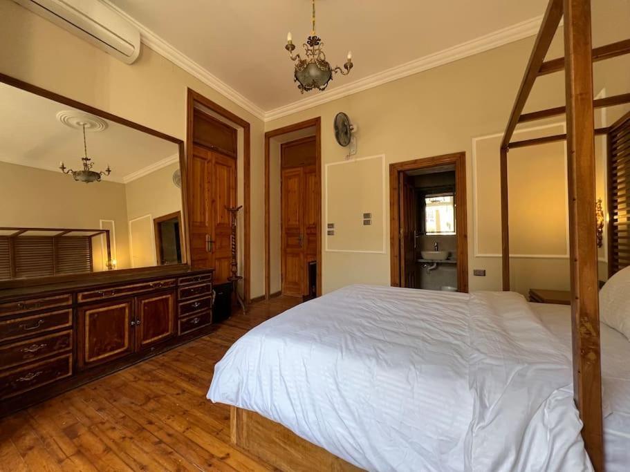 Authentic 3Br Apartment In Downtown, Кайро Екстериор снимка