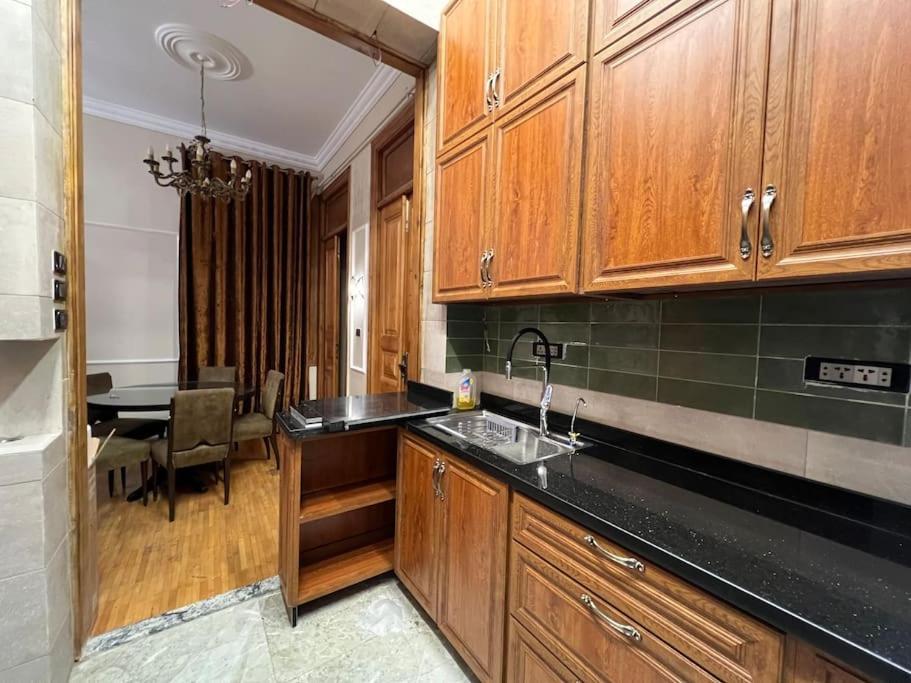 Authentic 3Br Apartment In Downtown, Кайро Екстериор снимка